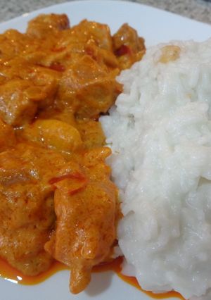 Una foto de Pollo al curry con arroz basmati