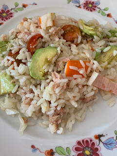 Una foto de Ensalada de arroz con aguacate atún y surimi