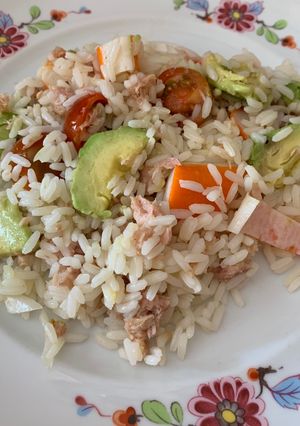 Foto principal de Ensalada de arroz con aguacate atún y surimi