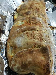 Una foto de Calzone de jamón y queso al pesto