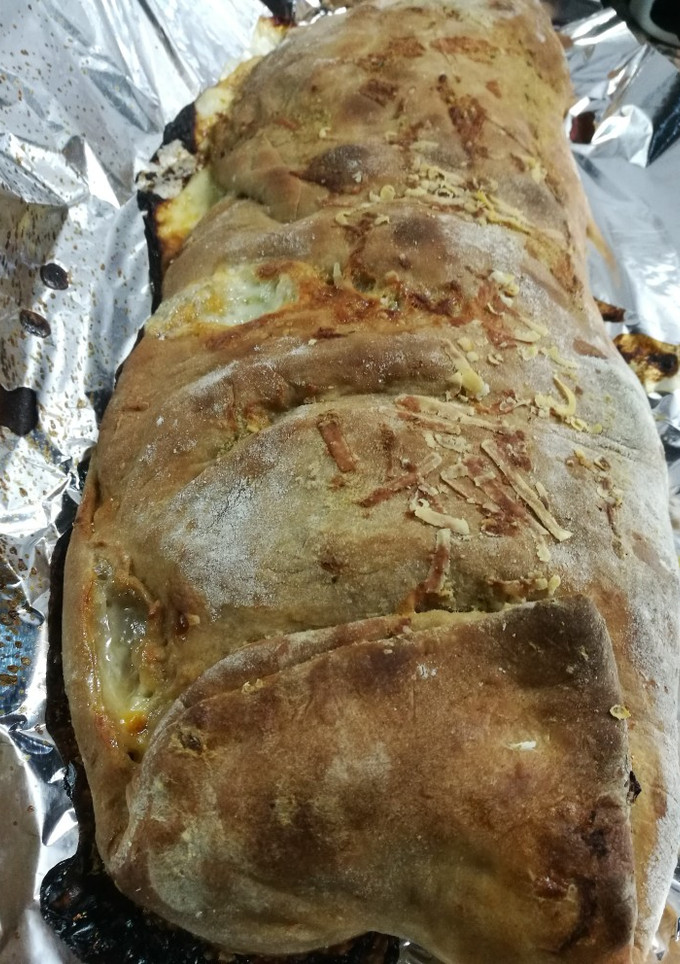Una foto de Calzone de jamón y queso al pesto
