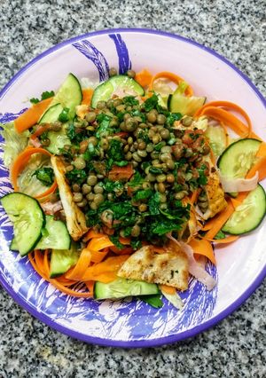 Una foto de Ensalada con tabulé de lentejas y pollo 🥗