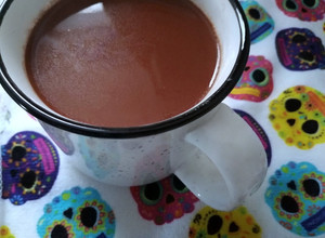 Una foto de Chocolate caliente con romero y jengibre☕