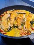 Salmón en salsa cremosa de puerro con cherrys y espinacas frescas