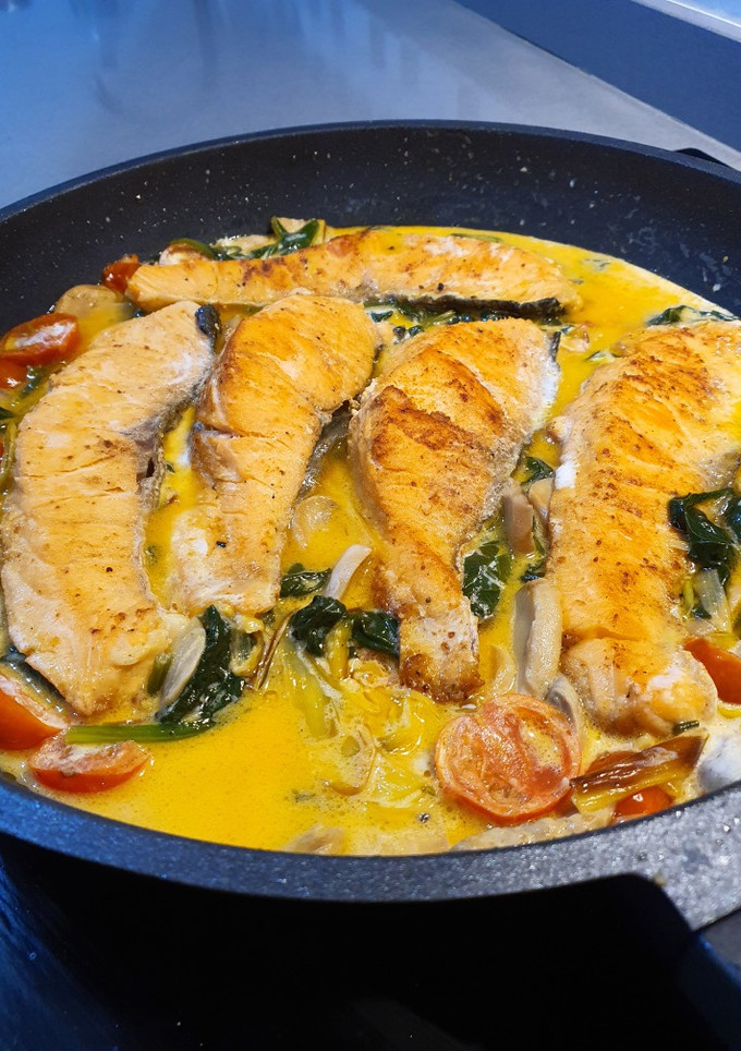 Una foto de Salmón en salsa cremosa de puerro con cherrys y espinacas frescas