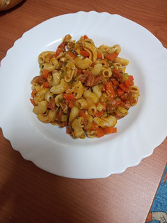 Una foto de Wok de pasta corta y verduras