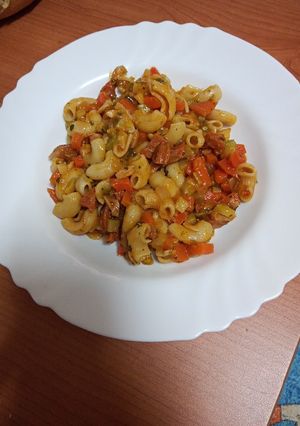 Una foto de Wok de pasta corta y verduras