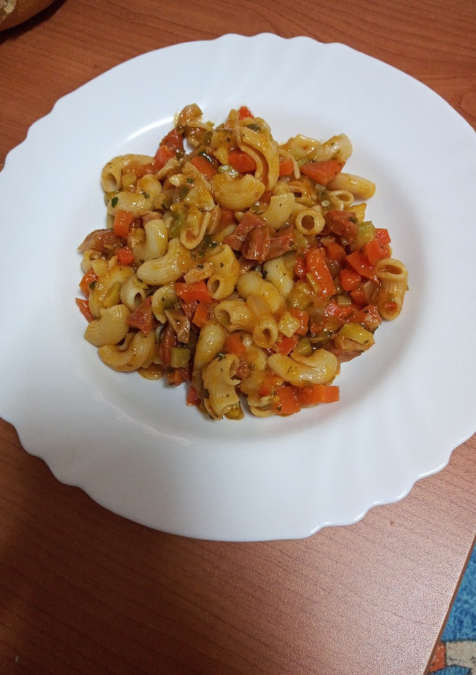 Una foto de Wok de pasta corta y verduras
