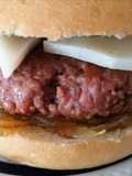 Hamburguesa casera Tex-mex con cebolla caramelizada y queso
