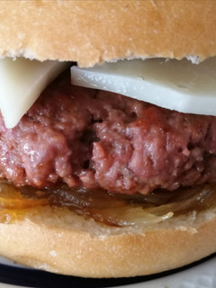 Una foto de Hamburguesa casera Tex-mex con cebolla caramelizada y queso