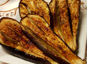 Una foto de Berenjenas picante y oliva, asadas al horno