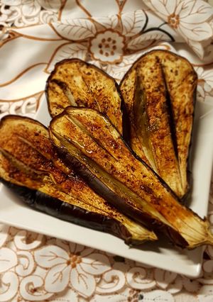 Una foto de Berenjenas picante y oliva, asadas al horno