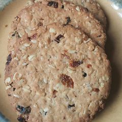 A picture of Oatmeal raisins cookies.