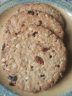 A picture of Oatmeal raisins cookies.