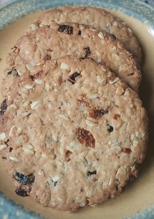 A picture of Oatmeal raisins cookies.