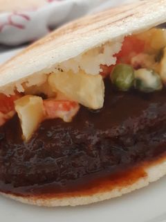 Una foto de Arepa 🇻🇪 rellena de asado negro y ensaladilla