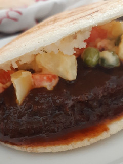 Una foto de Arepa 🇻🇪 rellena de asado negro y ensaladilla