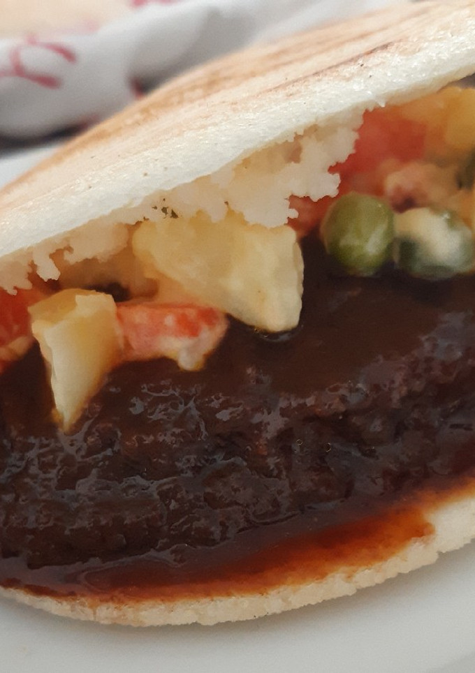 Una foto de Arepa 🇻🇪 rellena de asado negro y ensaladilla