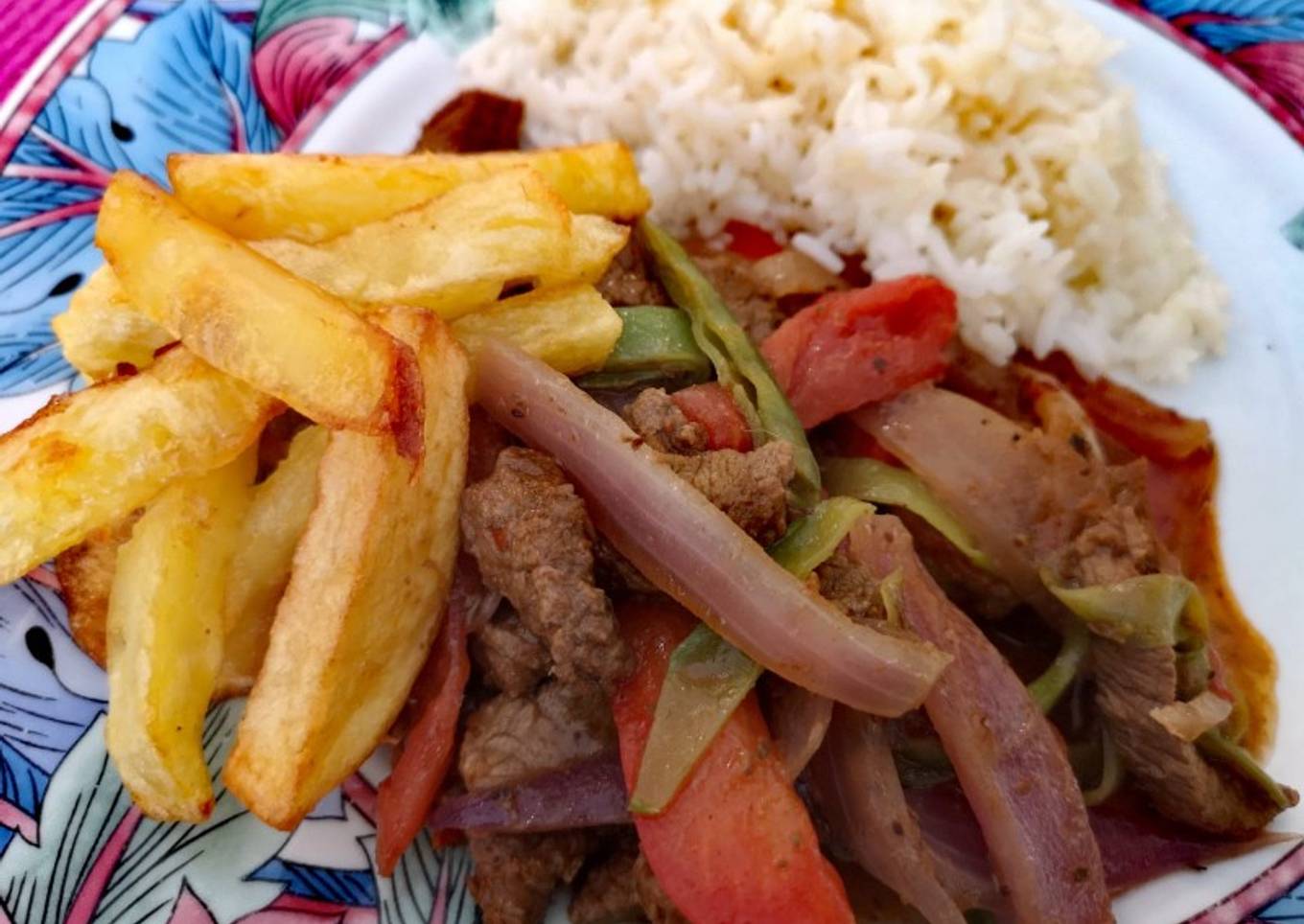 Lomo saltado con papas fritas