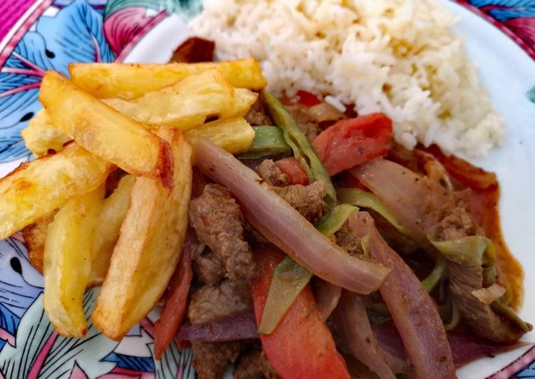 Lomo saltado con papas fritas