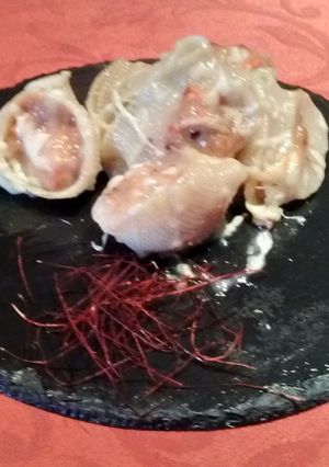 Una foto de Codillos de pasta rellenos de mejillones