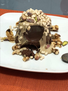 Una foto de Flan proteico con pistachos y nueces sobre crema de anacardos