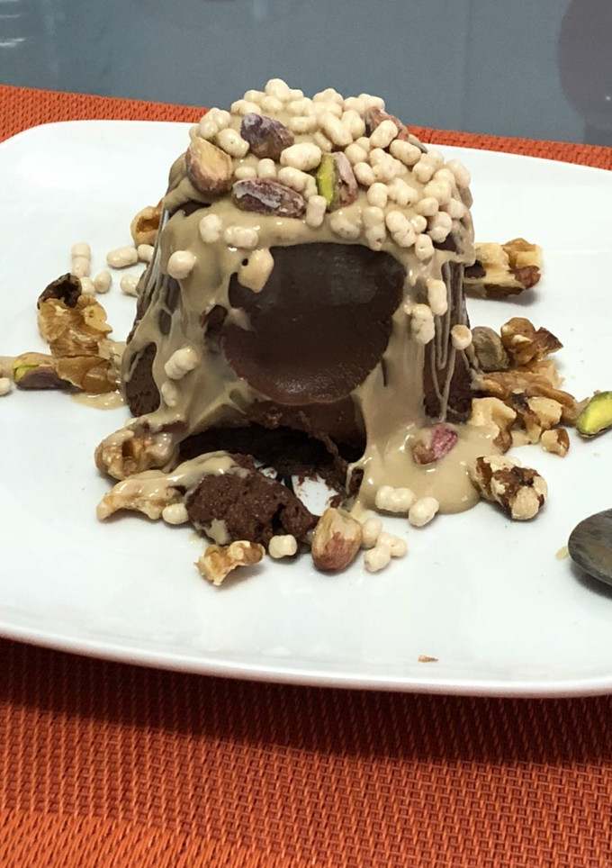 Una foto de Flan proteico con pistachos y nueces sobre crema de anacardos