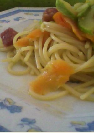 Una foto de Chow mein de vegetales y longaniza