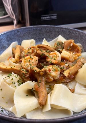 Pappardelle erdei rókagombás garnélás fehérboros vajmártással recept fotója