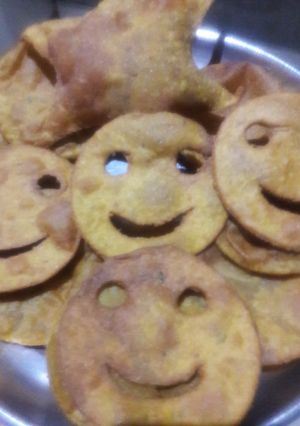 इमोजी थालीपीठ (Emoji thalipeeth recipe in Hindi) रेसिपी मुख्य फोटो