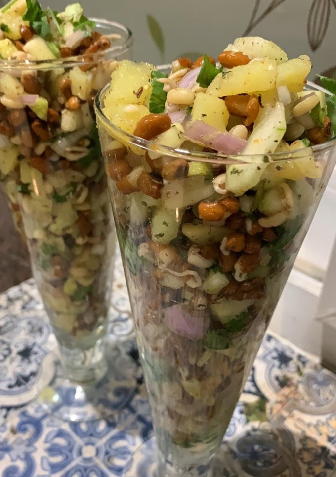 स्प्राउट्स पोटैटो सलाद (sprouts potato salad recipe in Hindi) रेसिपी मुख्य फोटो