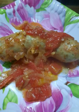 Una foto de Chorizos con morrón, tomate y cebolla