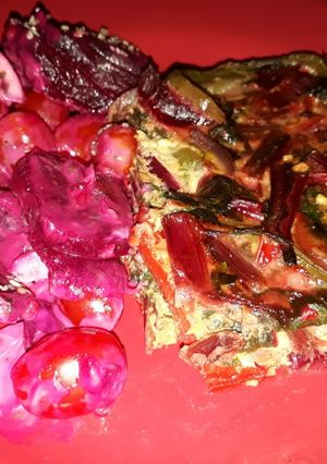 Una foto de Tortilla y ensalada de remolacha