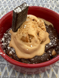 Una foto de Cookies de chocolate con helado de turrón