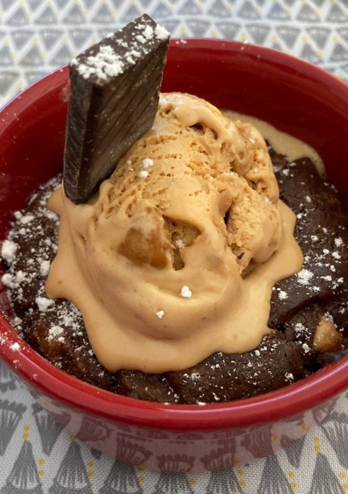 Una foto de Cookies de chocolate con helado de turrón