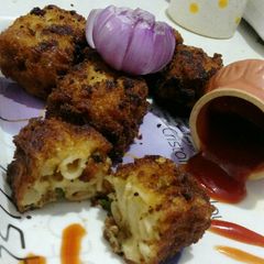 A picture of Cheesy Stuffed Fried Pasta/pasta kebab.