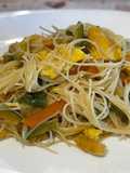 Spaghetti di Riso alle Verdure con Salsa di Soia