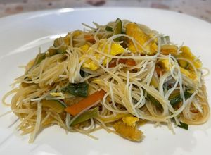 Foto di Spaghetti di Riso alle Verdure con Salsa di Soia