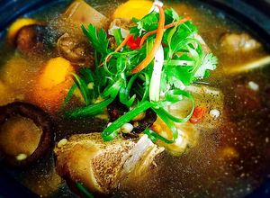 Hình của món Đuôi bò hầm thuốc bắc.