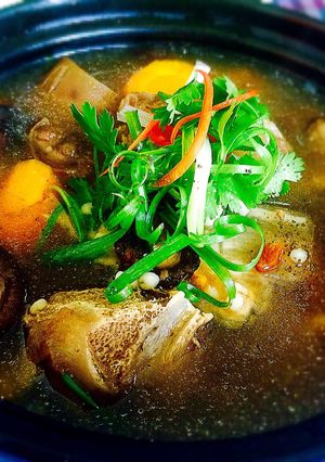 Hình của món Đuôi bò hầm thuốc bắc.