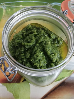 Una foto de Pesto de albahaca