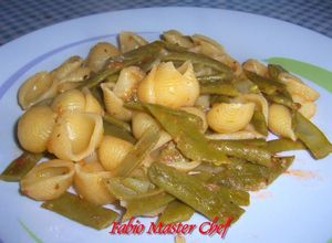 Foto di Conchiglie con Taccole, Pomodorini Freschi e Finocchietto Selvatico Secco
