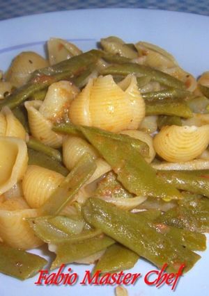 Foto di Conchiglie con Taccole, Pomodorini Freschi e Finocchietto Selvatico Secco