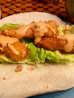 Una foto de Tacos con camarones en tempura y mahonesa estilo chipotle 🌶🌶
