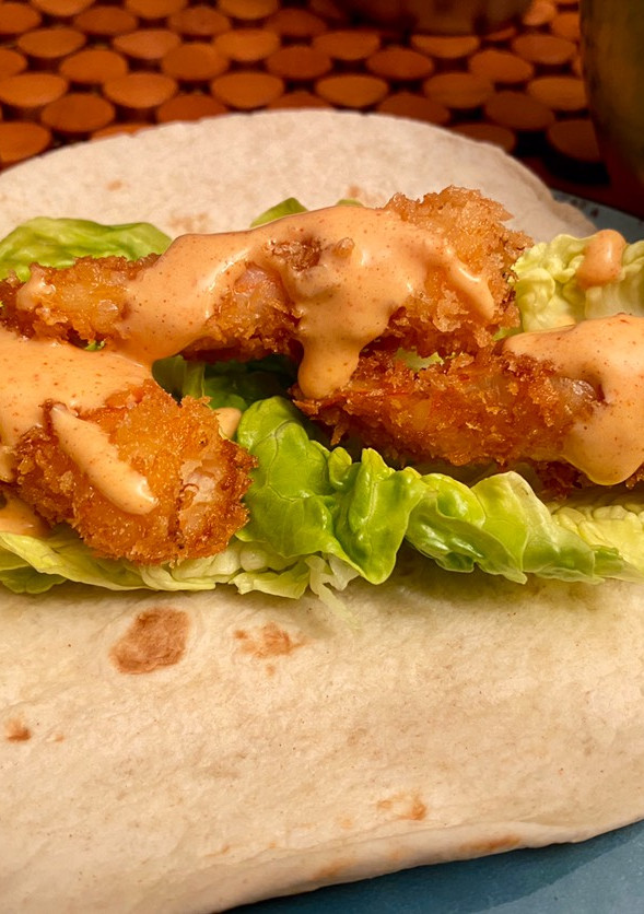Una foto de Tacos con camarones en tempura y mahonesa estilo chipotle 🌶🌶