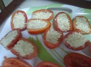 Una foto de decorar tomates rellenos