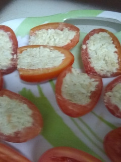 Una foto de Barquitos de tomates rellenos