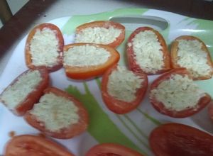 Una foto de Barquitos de tomates rellenos