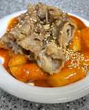 Bánh gạo cay ăn kèm ba chỉ bò áp chảo