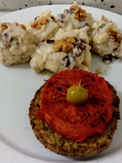 Una foto de Coliflores en crema de coco con frutos secos y pinchos de hamburguesa de judías verdes con tomate